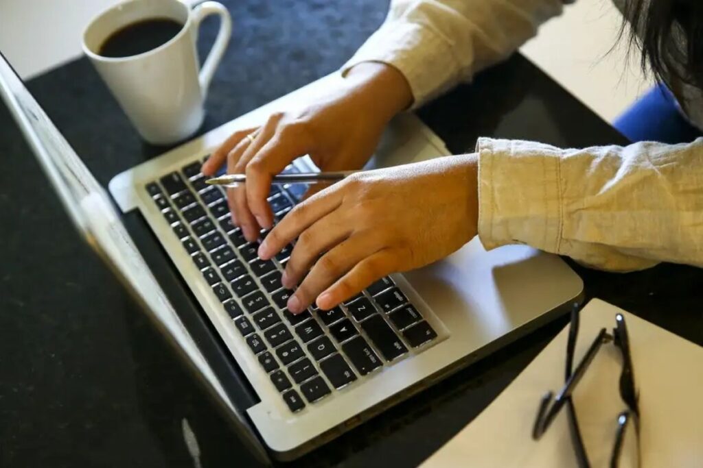 Estudo correlaciona uso excessivo da internet com ideação suicida 1 estudo