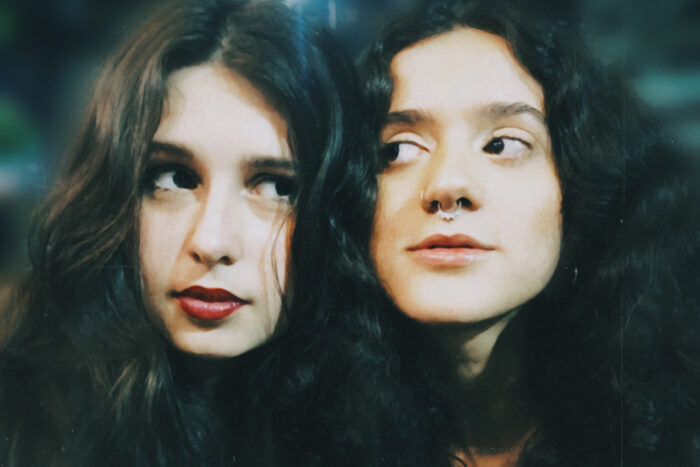 O sol na cabeça dos integrantes da banda nômade Čao Laru 2 site Julia Guedes e Tori selfie