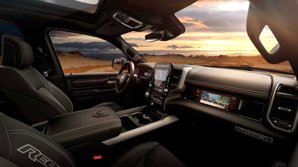 Nova RAM 1500: picape traz atualizações, força e motor biturbo 2 2025 ram 1500 painel interno divulgacao