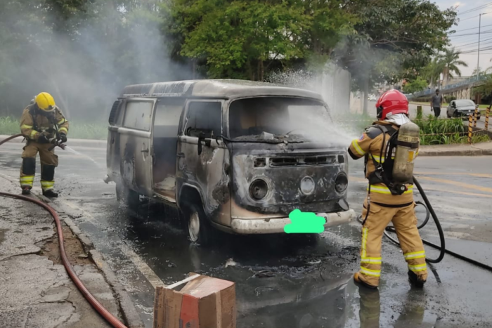 Fogo destrói Kombi na Avenida JK 1 Design sem nome 1