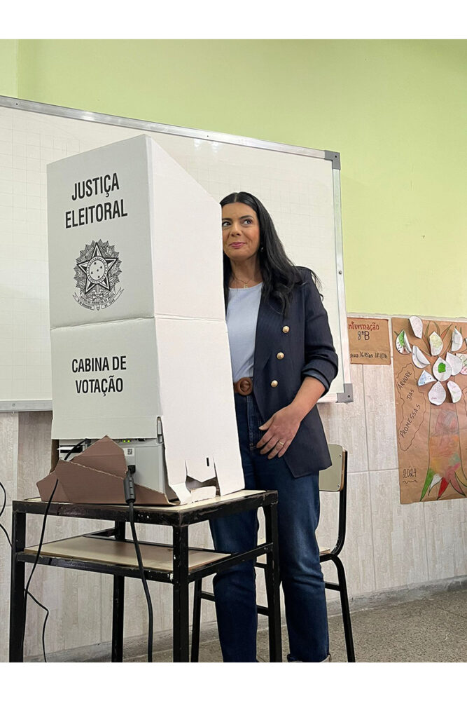 Ione Barbosa vota e alega 'violência política' nas eleições municipais de JF 1 Ione 2