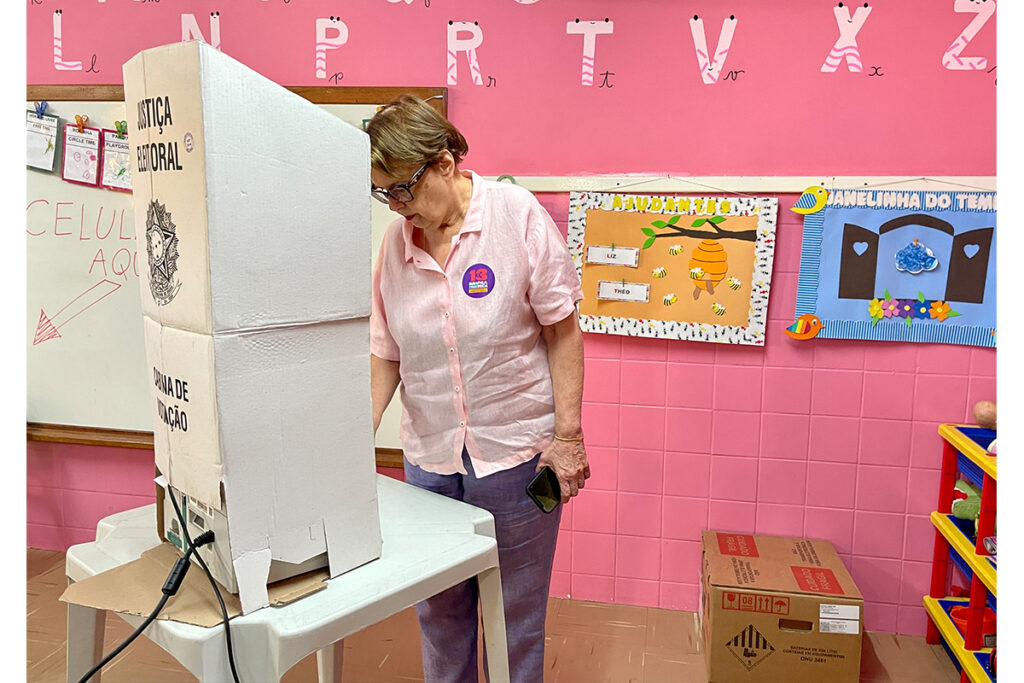 Margarida Salomão destaca voto como 'conquista democrática' da população 2 Magrarida votando 2