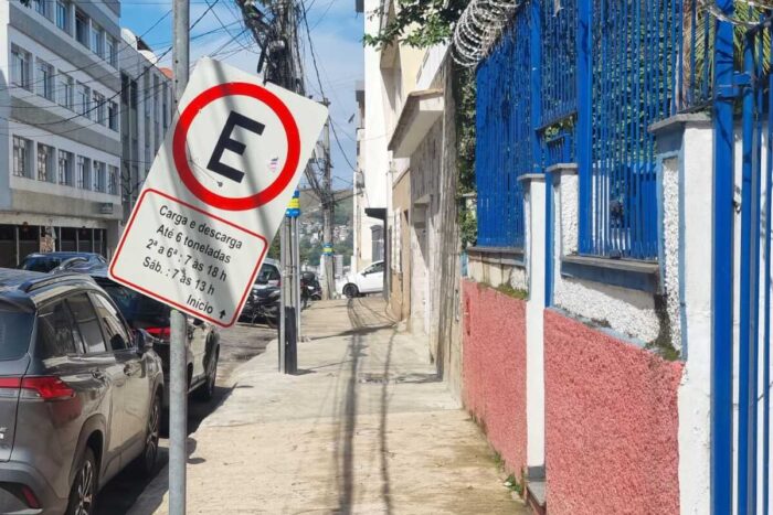 Placa irregular no Centro cria risco para motoristas 1 Placa irregular no Centro cria risco para motoristas