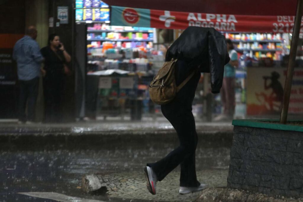 Um dia após temporal, bairros seguem sem luz em Juiz de Fora 1 Tempo chuva foto Felipe Couri