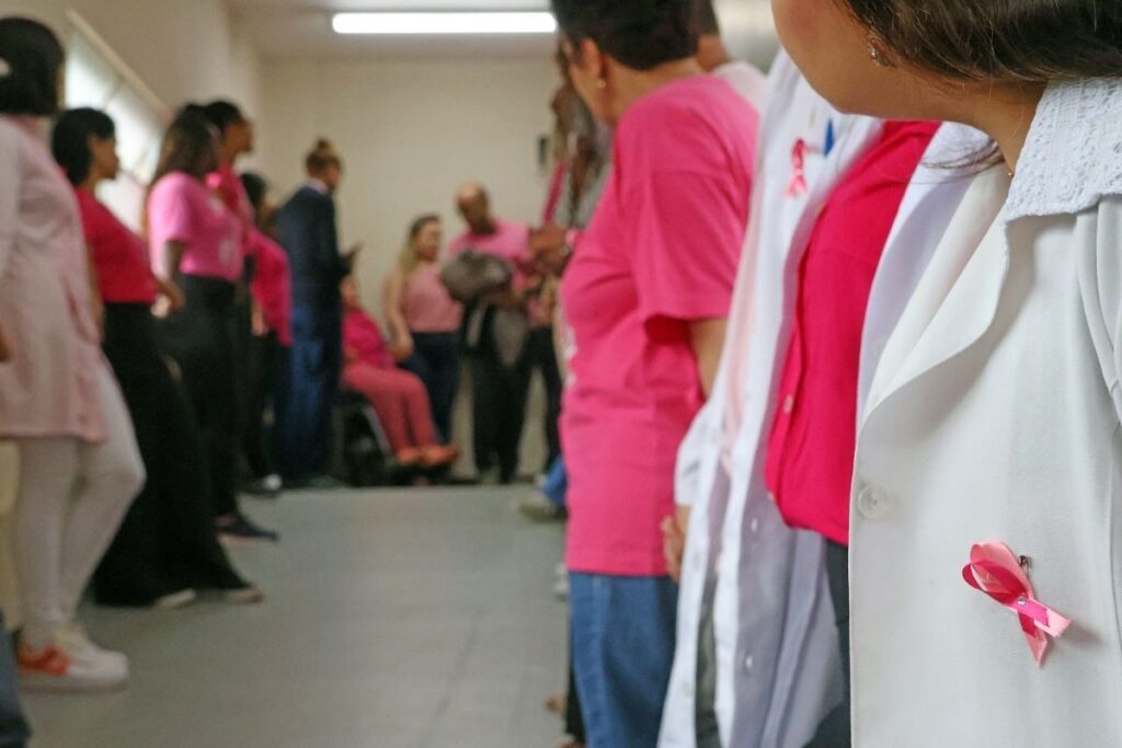 Outubro Rosa: voluntários fazem abraço coletivo na Ascomcer 3 abracaco outubro rosa ascomcer leonardo costa
