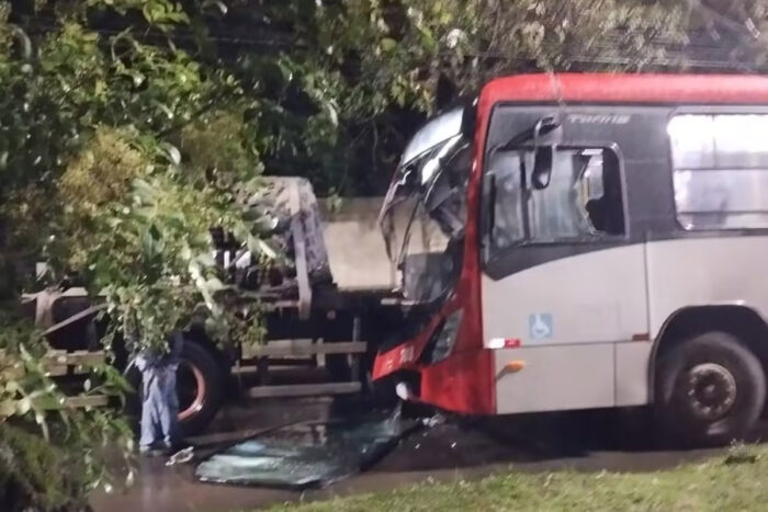 Ônibus bate na traseira de caminhão na Zona Nordeste de JF 1 acidente ônibus