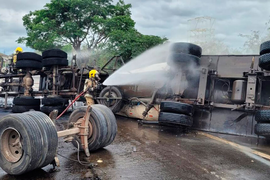 Carreta tomba, pega fogo e interdita BR-040 em Juiz de Fora 1 Carreta tomba, pega fogo e interdita BR-040 em Juiz de Fora
