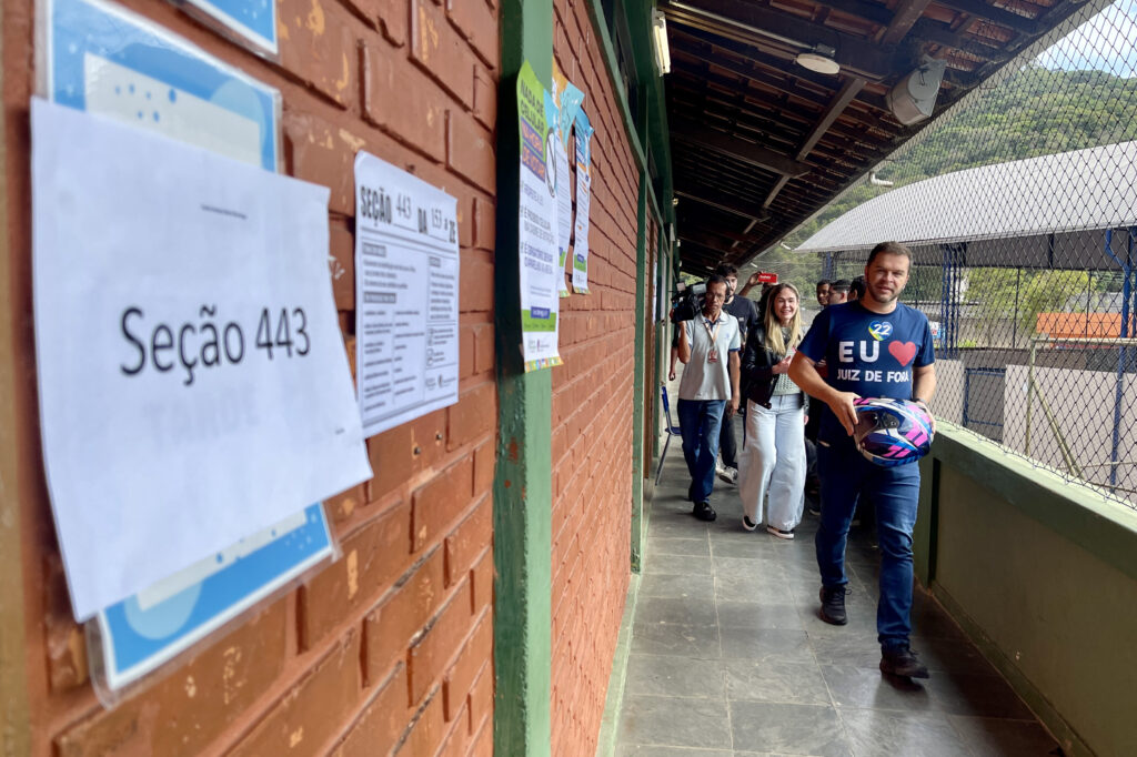 Charlles Evangelista é o primeiro candidato à prefeitura a votar 2 charles 2