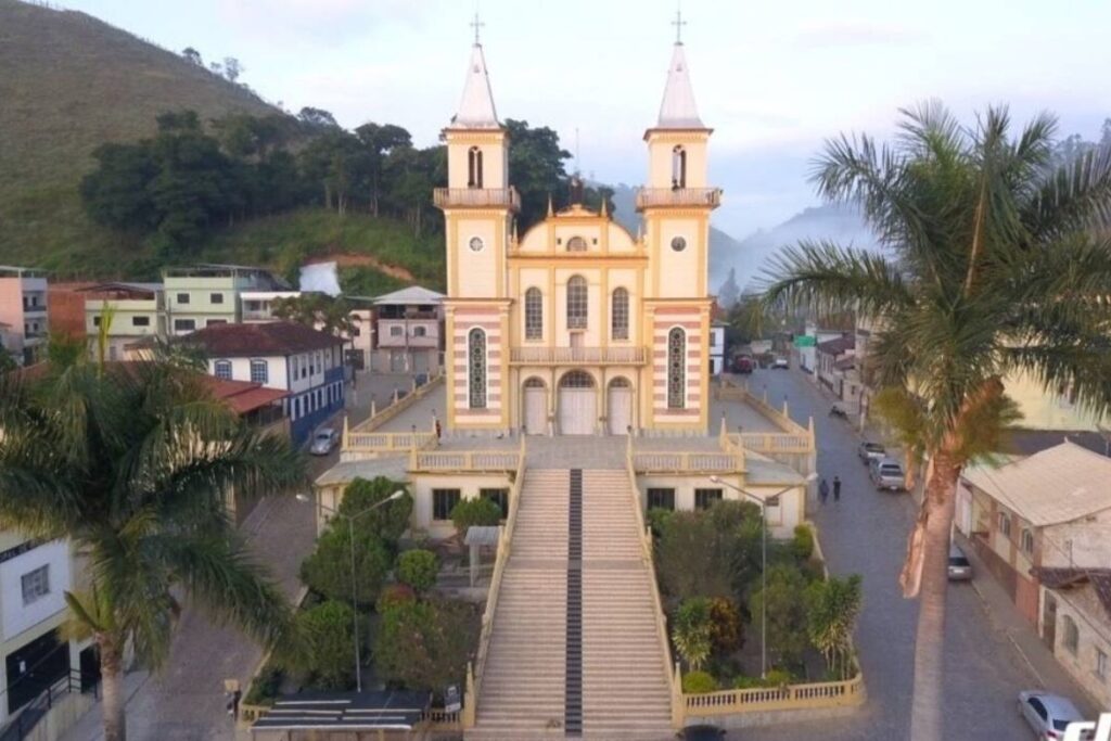 Ex-servidoras de Cipotânea são denunciadas por suposto esquema de ‘funcionária fantasma’ 1 MPMG denuncia duas ex-servidoras de Cipotânea por esquema de funcionária fantasma que causou prejuízo de R$ 10 mil ao município.