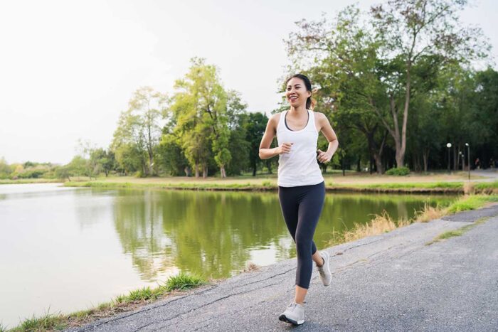 Exercitar-se ao ar livre ajuda a aplacar dor e estresse, diz estudo 1 corrida ar livre by freepik