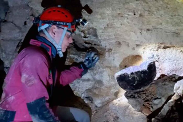 Parque Estadual do Ibitipoca recebe primeiro seminário de pesquisas em novembro 2 gilberto azevedo examinando objeto em gruta deibitipoca foto Alenice Baeta