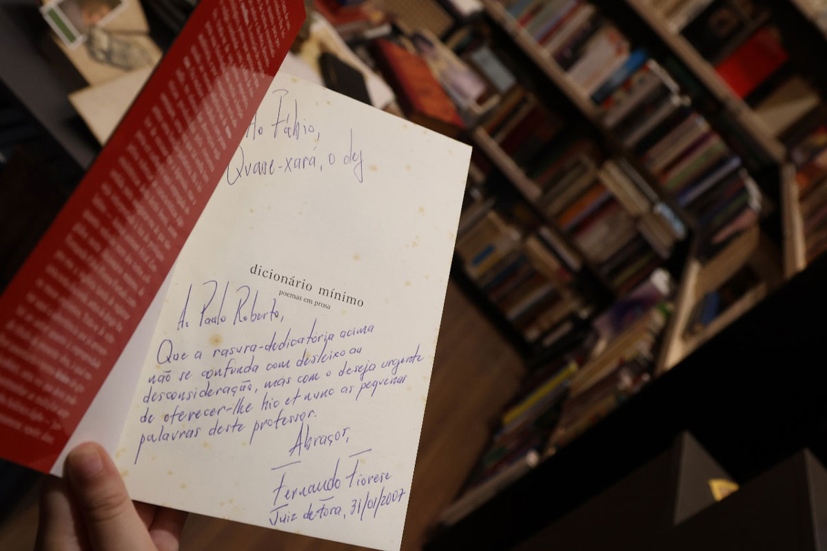 Dia Nacional do Livro: dedicatórias ajudam a contar histórias e marcas dão vida às obras 4 Fernando Fiorese, escritor juiz-forano, escreve "rasura-dedicatória" (Foto: Leonardo Costa)