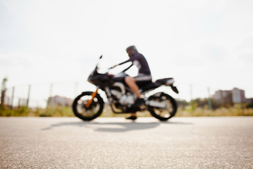 Empresa de telecomunicação é condenada a indenizar motociclista que se acidentou com cabo solto 1 Empresa é absolvida de indenizar trabalhador que se acidentou ao estacionar moto