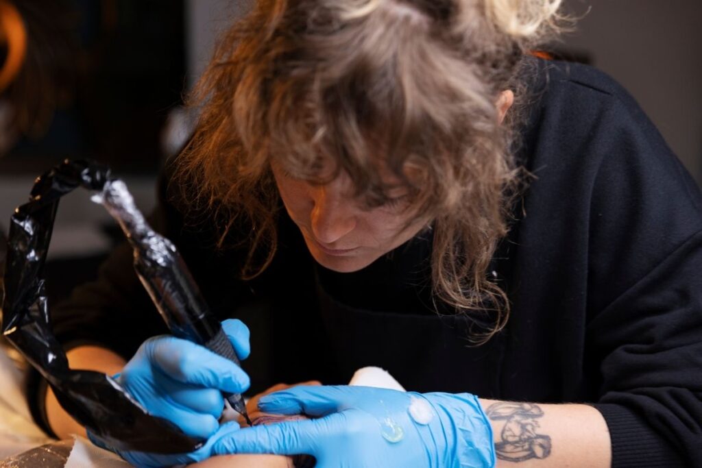 Tatuadora é condenada a indenizar cliente por erro de ortografia em tatuagem 1 tatuadora
