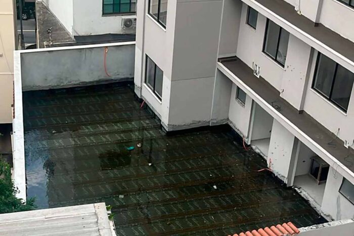 Acúmulo de água parada em obra no Centro gera riscos à saúde pública 1 Acumulo de agua parada em obra no Centro gera riscos a saude publica
