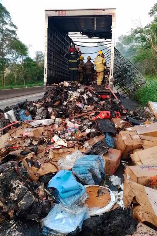 VÍDEO: Incêndio destrói carreta e interdita BR-040 em Juiz de Fora 1 BR 040 incendio carreta foto divulgacao bombeiros 4