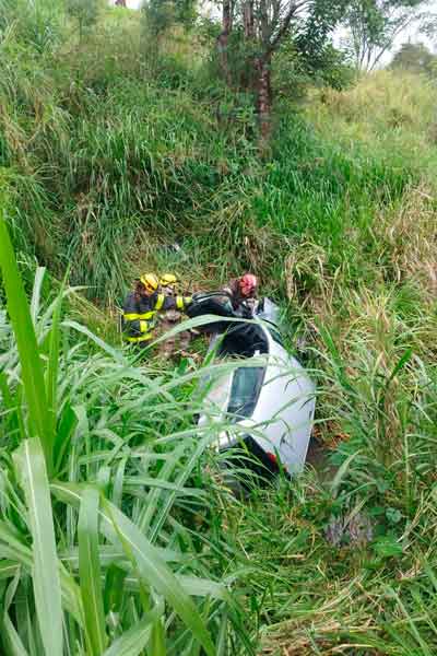 Colisão na BR-267 deixa uma idosa morta e seis pessoas feridas 3 BR 267 Lima Duarte acidente com vitima fatal foto bombeiros 3
