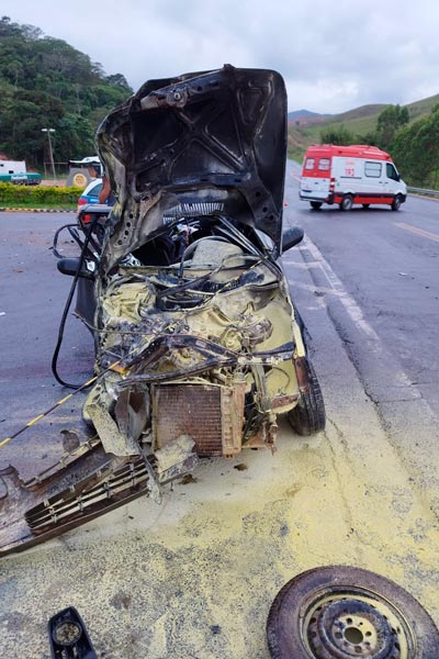 Colisão na BR-267 deixa uma idosa morta e seis pessoas feridas 2 BR 267 Lima Duarte acidente com vitima fatal foto bombeiros 4