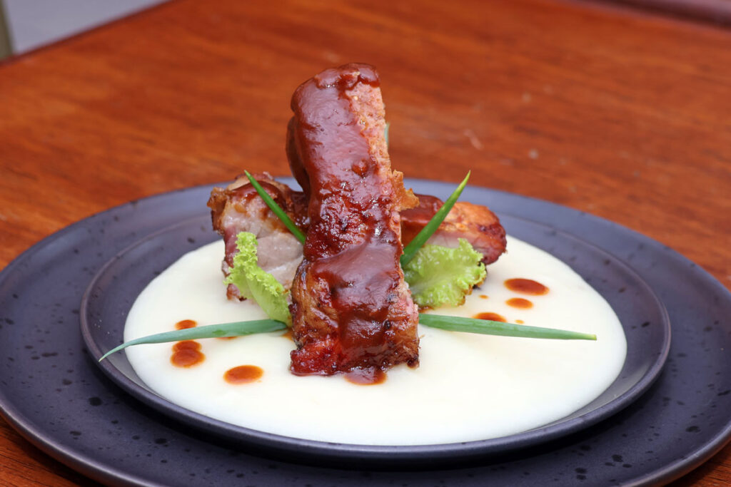 Conheça a costelinha com polenta de mandioca do Cachorrão, prato que venceu o JF Sabor 2024 3 Cachorrão