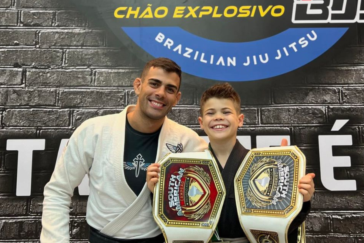 Atleta de Leopoldina é 3° colocado em ranking internacional de jiu-jitsu 2 Theo Garcia, de Leopoldina, com seu mestre de jiu-jitsu, Junior Cruz
