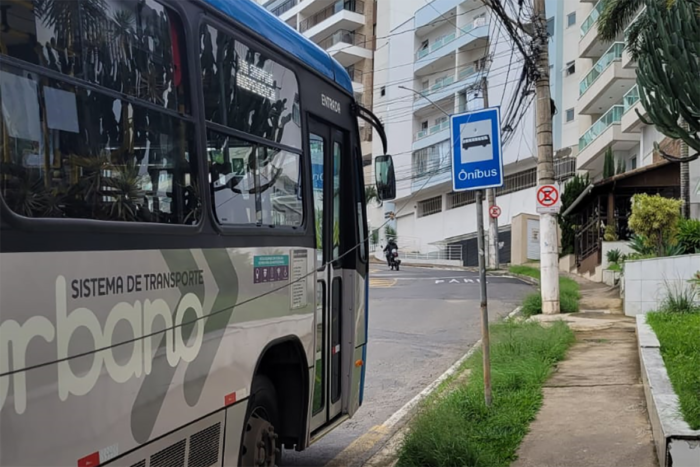 Fios soltos em ponto de ônibus geram riscos aos passageiros na Zona Sul 1 VU 18 11