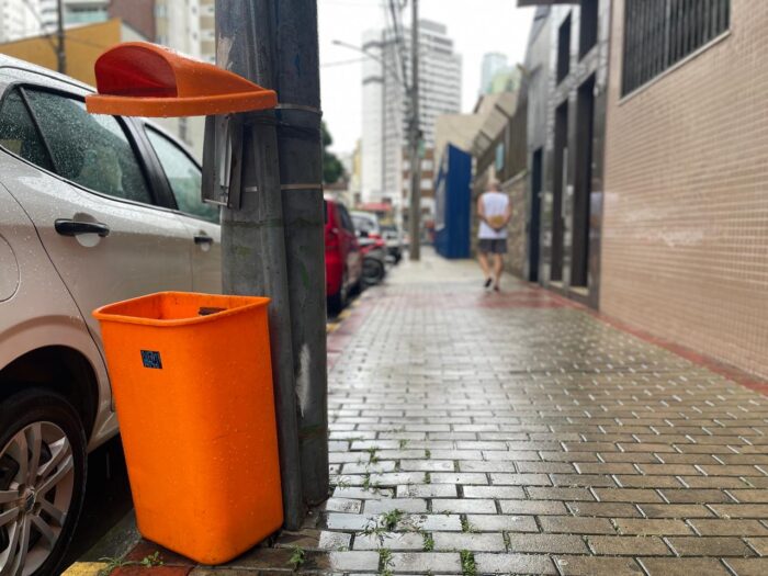 Lixeira danificada no Granbery prejudica limpeza da região 1 VU 21 11