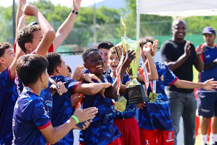 Com premiação entregue por Andrade, CF Zico JF vence competição no Rio em 3 categorias 1 Zico meninos.jpg. Sporton