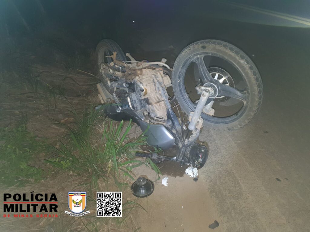 Acidente entre motocicletas na MGC-120 causa morte; vítima fatal ainda não foi identificada 1 acdente PM
