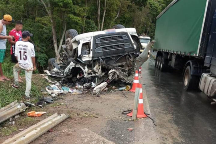 Condutor de caminhão morre em acidente na BR-116 1 Condutor de caminhão dos Correios morre em tombamento na BR-116
