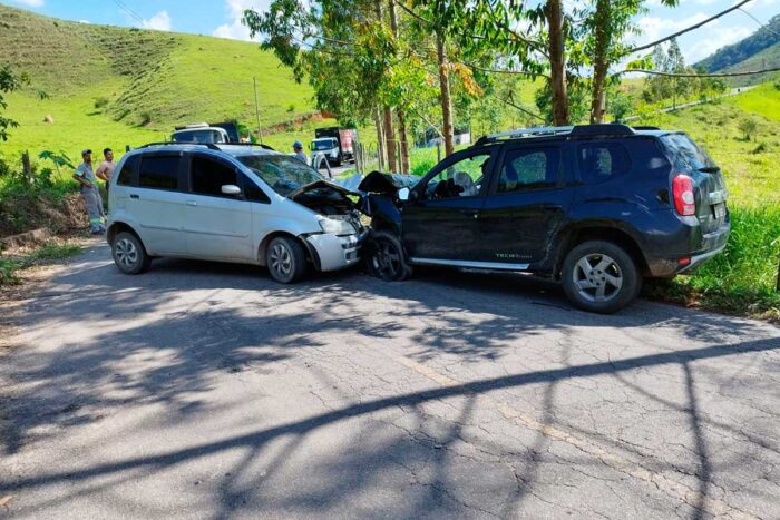 Seis pessoas são encaminhadas para o HPS após batida entre veículos no Humaitá 1 Acidente na estrada de Humaitá leva seis ao HPS