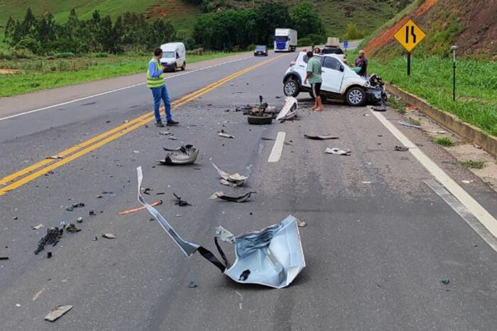 Mulher morre após colisão frontal entre carro e caminhão na BR-116 1 Mulher morre após colisão frontal entre carro e caminhão na BR-116