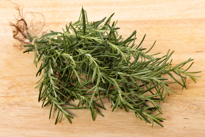 Conheça 5 plantas fáceis de cultivar que são repelentes naturais de moscas e outros insetos 3 bunch fresh rosemary wooden board