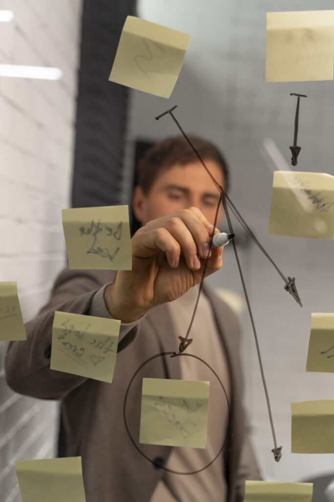 Intraempreendedorismo: como ser um profissional relevante e fazer a diferença na empresa onde você está 2 business owner working their strategy
