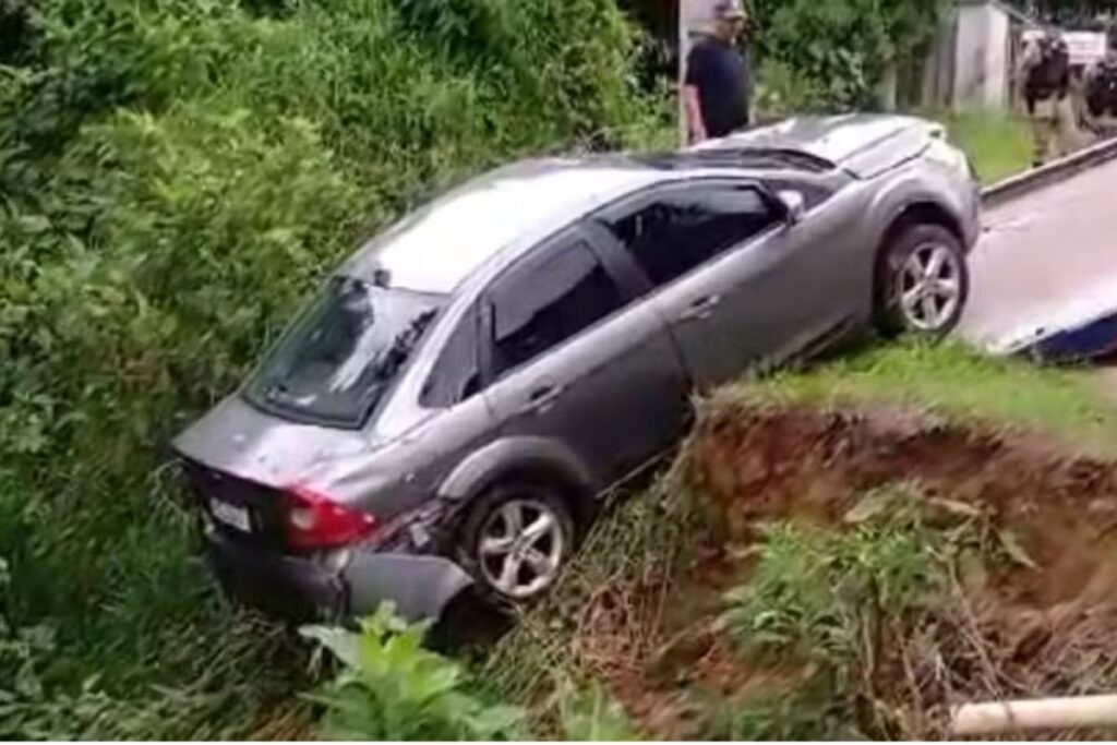 Homem é preso após cair com carro em córrego e fugir 'por consumo de álcool' 1 carro corrego barbacena reproducao redes sociais