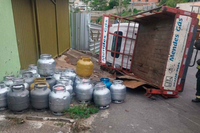 Caminhão que transportava botijões de gás tomba na Zona Norte 1 corpodebombeiros caminhao divulgacao