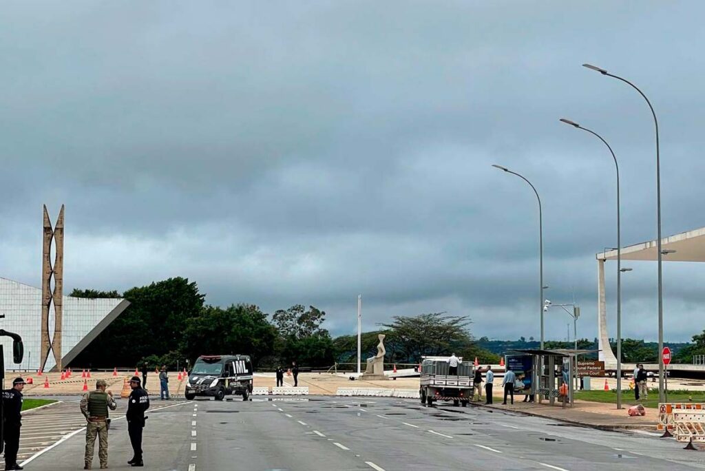 Corpo de autor de ataque em Brasília, de casaco verde com naipes do baralho, é retirado da Praça dos Três Poderes 1 esplanada ministerios homem bomba foto reproducao poder 360