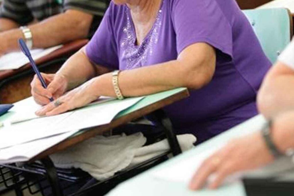 UFV lança processo seletivo exclusivo para pessoas com 60 anos ou mais 1 idoso estudando pixabay