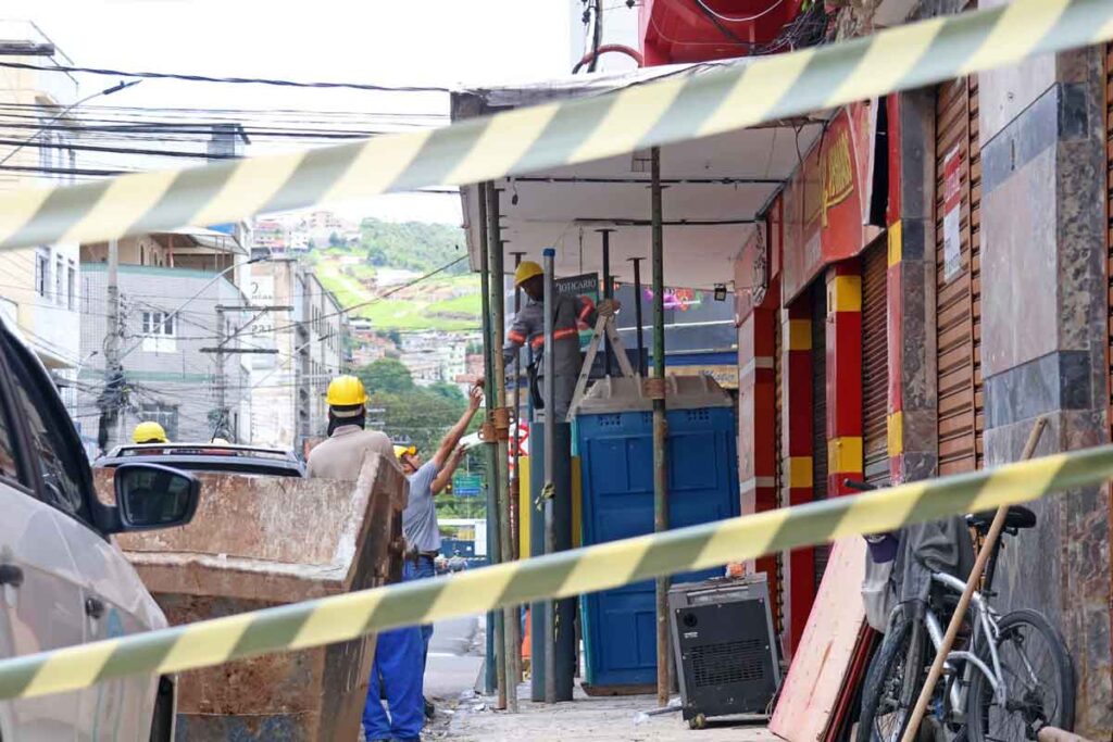Estrutura restante de marquise que matou homem em Juiz de Fora é retirada pela Prefeitura 1 marquise retirada foto leonardo costa