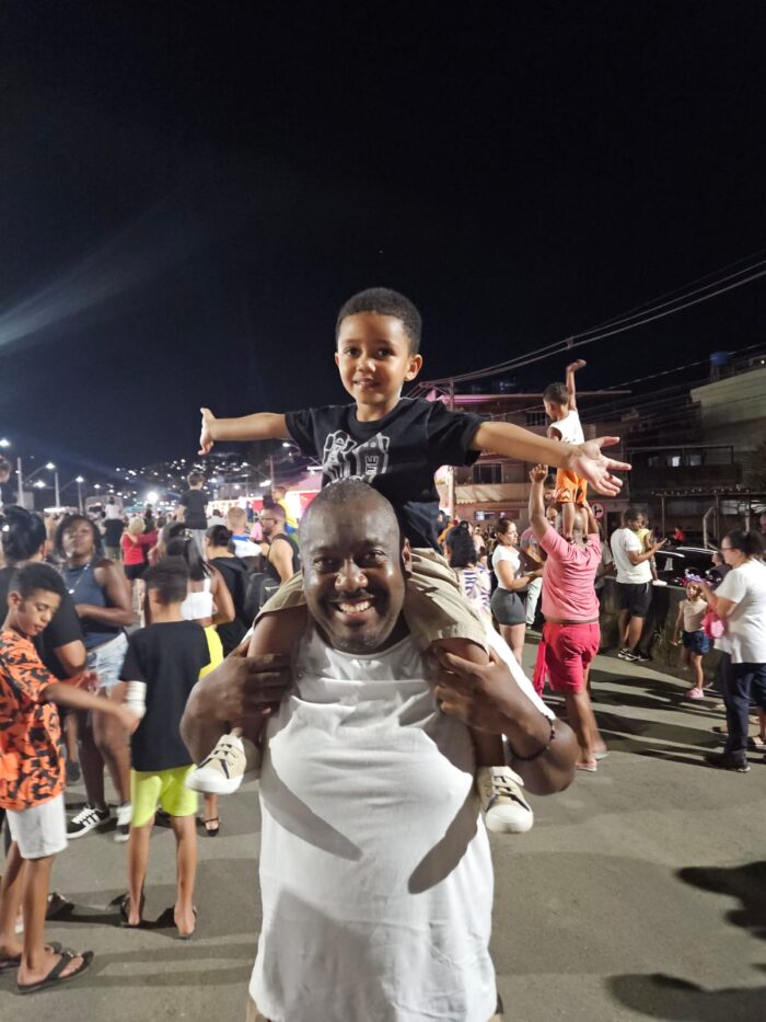 Caravana de Natal da Coca-Cola passa por Juiz de Fora 2 pai e filho prestigiam caravana da coca cola Pedro Moyses