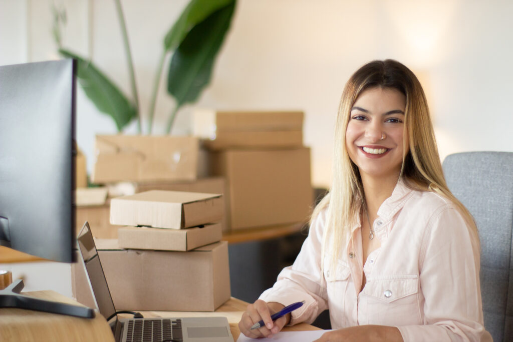 Carreiras não lineares: o novo normal ou uma aposta arriscada no mercado de trabalho? 2 portrait shot happy female office worker looking camera smiling successful businesswoman working office success business youth concept