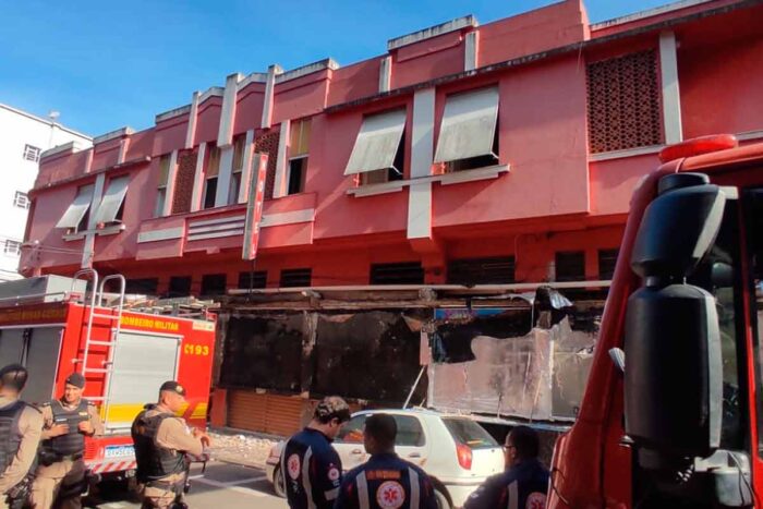 Pedestre morre após queda de marquise no Centro 1 queda de marquise Bruno Khaeler