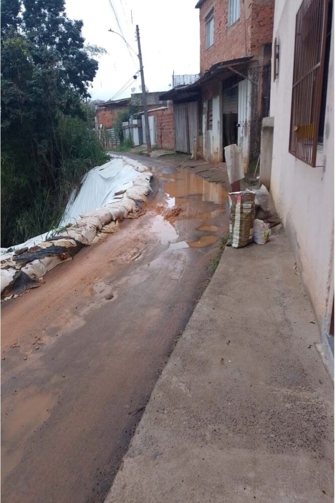 Quase 3 anos após deslizamento, rua segue interditada na Zona Leste 1 deslizamento na Rua João Luzia