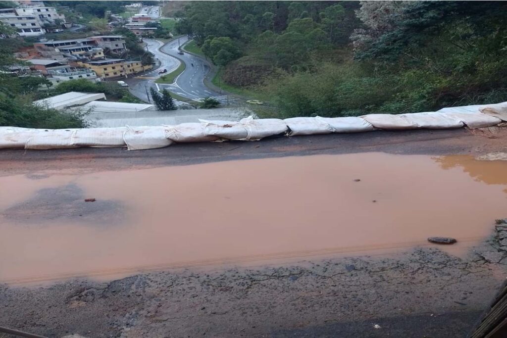 Quase 3 anos após deslizamento, rua segue interditada na Zona Leste 2 deslizamento na Rua João Luzia/obras
