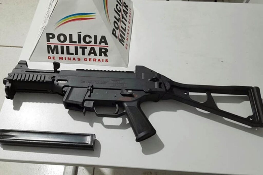 Submetralhadora é encontrada em casa de suspeito de estuprar uma vulnerável 1 submetralhadora uba divulgacao PM