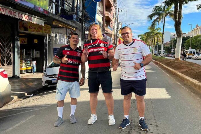 Flamenguistas instalam telão para acompanhar a final da Copa do Brasil 1 torcedores flamengo by arquivo pessoal editada