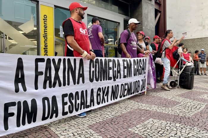 Ato unificado contra escala 6x1 e privatizações acontece no Parque Halfeld 1 Ato unificado faz manifestação contra escala 6x1, privatizações e outras pautas