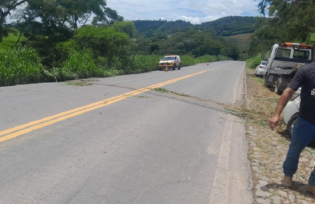 Carro cai em abismo e mata carona na MGC-265 1 Acidente Divulgacao PMR