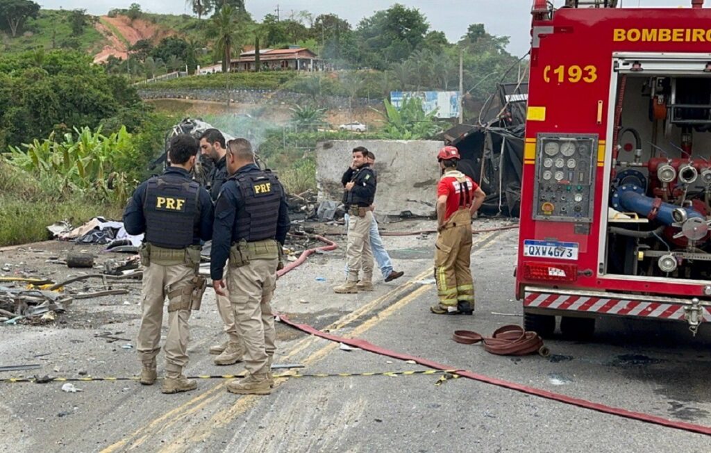 Acidente entre três veículos deixa quase 40 mortos na BR-116 1 Acidente Teofilo Otoni Corpo de Bombeiros