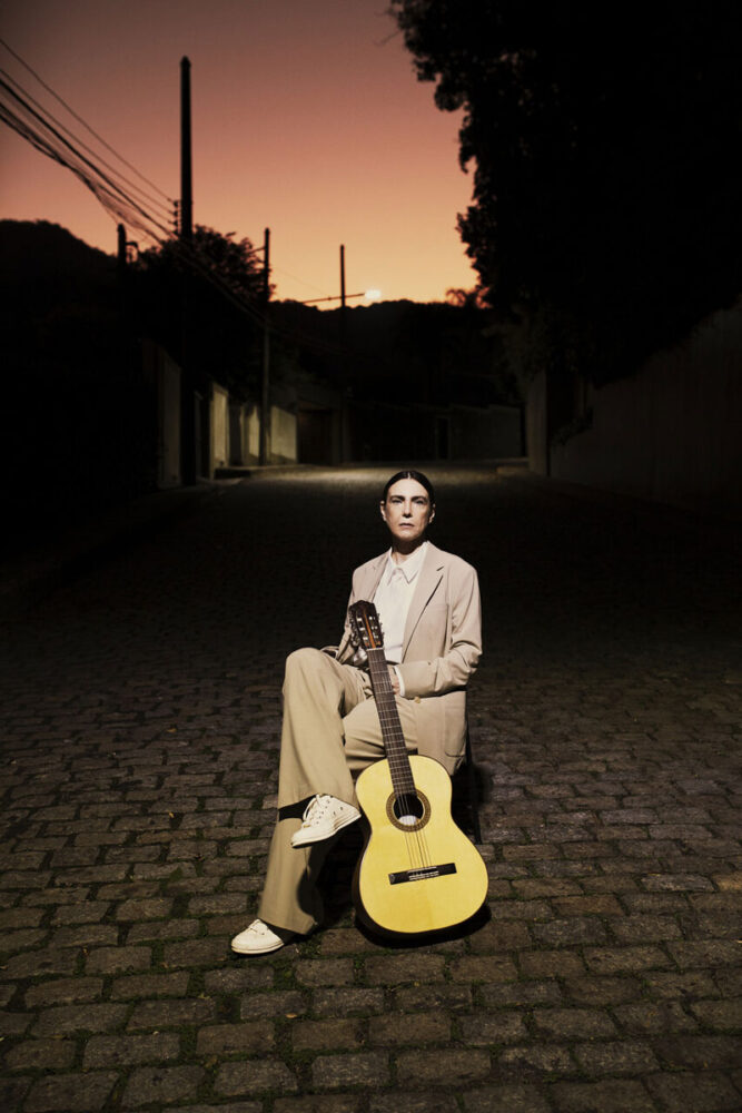 Voz e violão: Adriana Calcanhotto se apresenta no Cine-Theatro Central 1 Adriana Calcanhotto