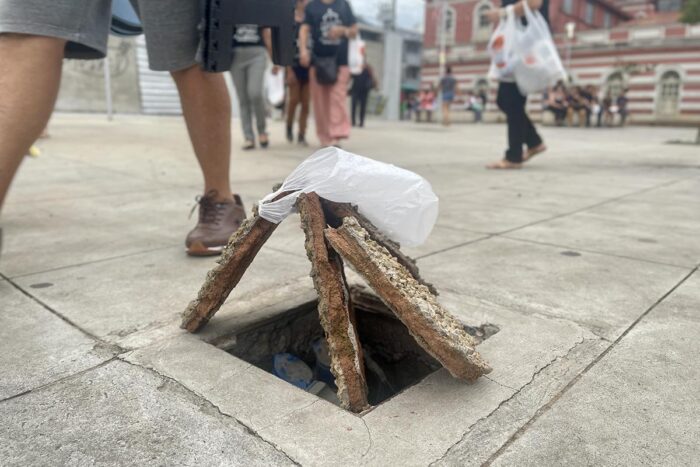 Buraco na Praça Antônio Carlos causa riscos para pedestres e dificulta mobilidade 1 VIDA URBANA FELIPE COURI 1